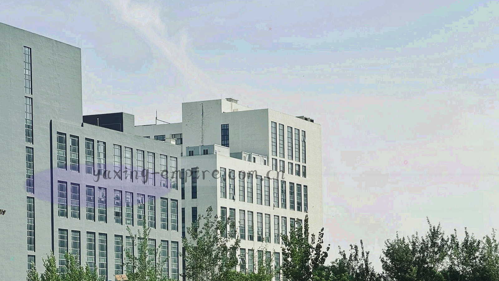 电子记分牌纹理与抽象条款线条叠加的深蓝底视觉，橙红高亮，无真实人物